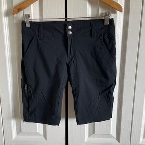 Columbia Active Bermuda Shorts Womens 2 Black Hiking Outdoor Sport Casual Pocket